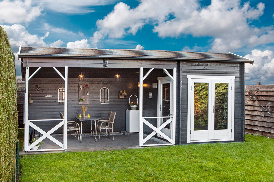 Buitenkant van het tuinchalet Zaventem geschilderd